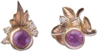 ピンクサファイアと葉のモチーフのピアス